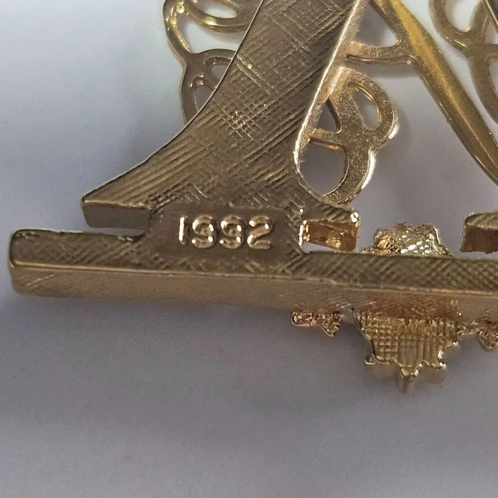 Avon gold tone presidential club honor brooch